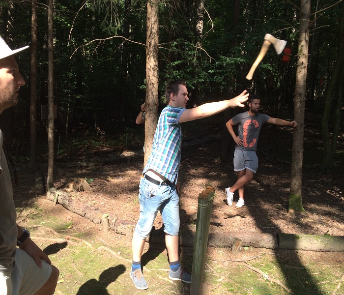 Hackl oder Messer werfen 